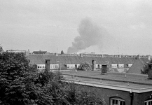 831889 Afbeelding van de rookpluim van de brand bij de Papiergroothandel Scherpenzeel (Vaartscherijnstraat 31) te ...